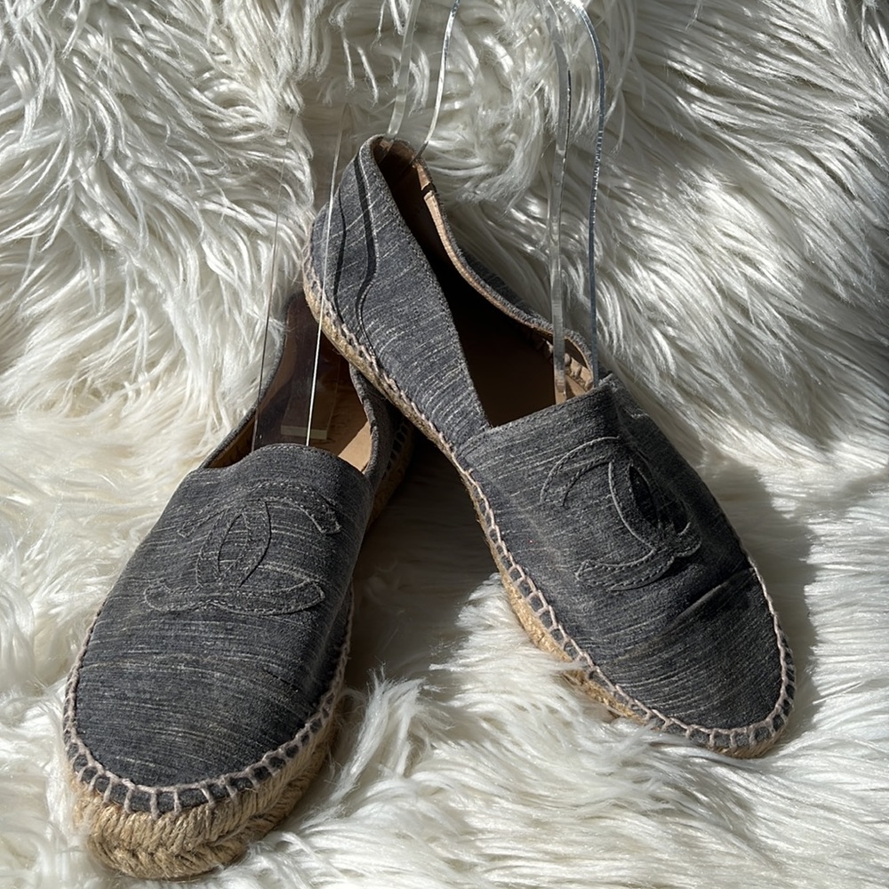 Authentic Chanel Gray Fabric Grosgrain/Leather CC Cap Toe Espadrilles